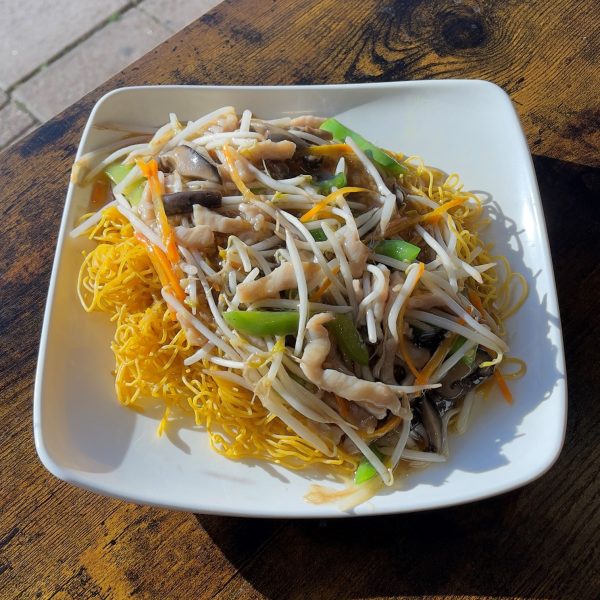 Crispy Fried Noodle with Shredded Port & Beanspouts (肉絲炒麵)